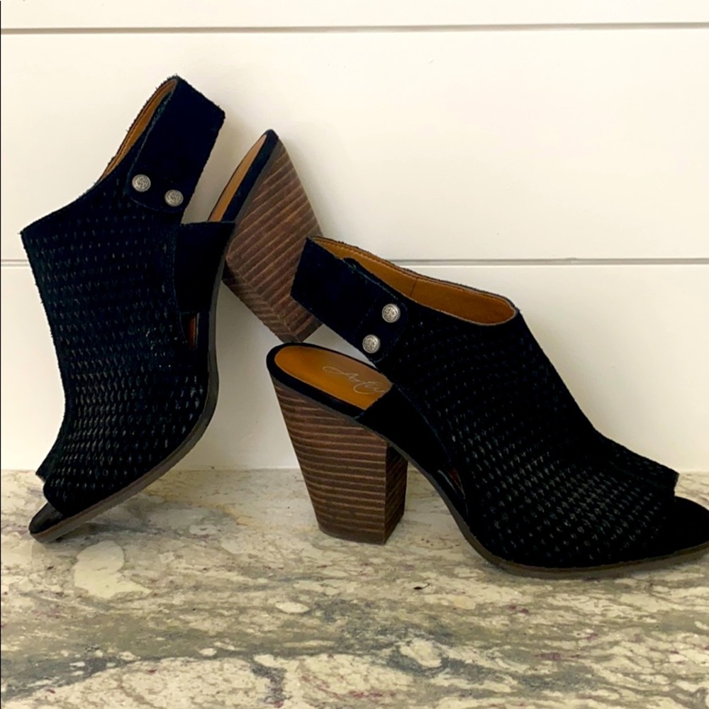 Arturo Chiang peep toe booties